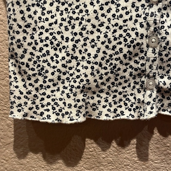 Brandy Melville Women’s Floral Button Down Lettuce Trim Shirt Size XS-Small - Picture 6 of 8